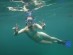 Vista subacquea di una snorkeler emozionata